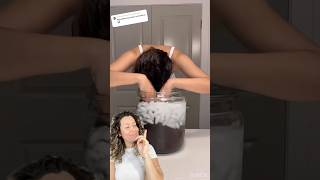 Colocando o cabelo na água com gelo #cachos #hairhacks #hairtutorial #beautyhacks #curlyhair #hack