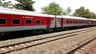 12431 Thiruvananthapuram Hazrat Nizamuddin Delhi Rajdhani Express at Kankavali Station