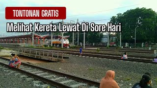 Tontonan GRATIS Melihat Kereta Lewat Di Sore Hari