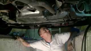 Tightening the oil-water radiator of a Porsche 944