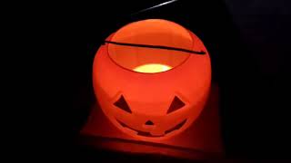 Eine Kurbislaterne  Jack-O-Lantern Litte Blue Globe Band