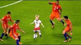 Un enfant qui dribble comme messi