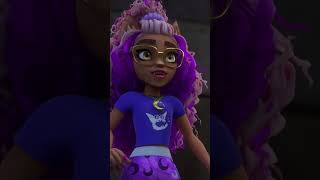 ¡Clawdeen y Clawd son atacados por una Venus atrapamoscas gigante! | Monster High™ Latino #shorts