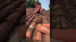 Re-tiling the roof #roof #tile #construction #paraguay #roofing #daily #work #hot #repair #fixing