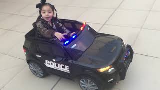 Evelyn en coche policia