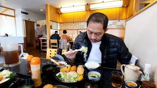 Makan Chicken Katsu di negara asalnya di kota Deka Hokkaido Jepang.