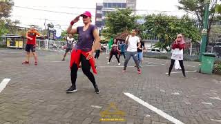 Senam zumba di bilik kayu resto