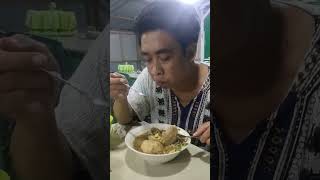 MIMI PERI MAKAN BAKSO KEPALA