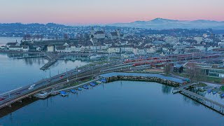 Voralpenexpress Kreuzung in der Dämmerung in Rapperswil