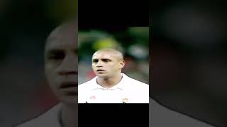 ROBERTO CARLOS NA FALTA ERA PENALTI. #robertocarlos #realmadrid #robertocarlosfreekick #futebol