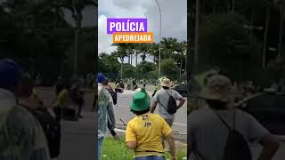 Manifestantes atacando carro da polícia durante invasão #Shorts