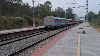 Perfect EMD Crossing | Mysuru Pandharpur Gol Gumbaz Exp xing with Belgavi Mysuru Viswamanava Exp