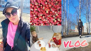 VLOG:Погода радует🌞Купила ящик клубники🍓Прогулка🌱Строительство набережной🤔Будни мамы🤪