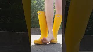 Wir gehen Spazieren ?  gelbe Gummischuhe barfuß anziehen #HunterOriginal Tall Yellow #boots 4.06.23