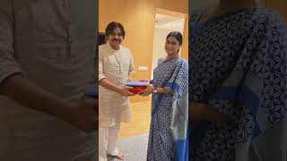 సర్మిల పవన్ మరియు బాబులను అభినందించారుS