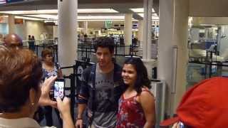 Jonas Brothers (Joe, Kevin, Nick) signing autographs and taking pictures - TopSignatures.com