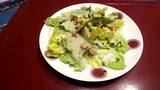 Rahmspinat mit Spiegeleiherzen, Butter Salzkartoffeln, Fischstäbchen und Kopfsalat mit Croûtons