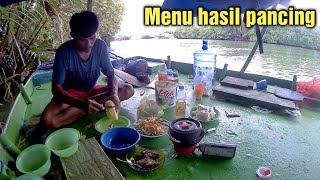 Mancing dan camp di muara sungai sambil masak di atas perahu