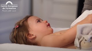 La toilette de bébé et le nettoyage des yeux - CAP petite enfance