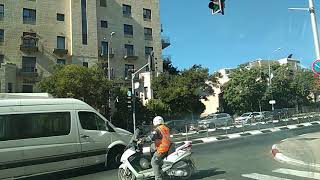 בלי טיפת היגיון • אופנוען חושב שהכביש שלו • מה דעתכם בנושא?