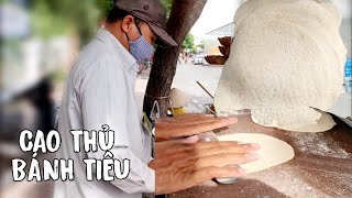 Phát hiện xe  BÁNH TIÊU, BÁNH GỐI cực kì hấp dẫn giữa đường phố Sài Gòn đông người qua lại.