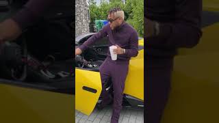 Jhaycortez canta lado de su Lamborghini nuevo