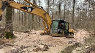 Draggin the Trackhoe Through the Muck.. Caterpillar Stuck Excavator Swamp  Flooded Mud Accident