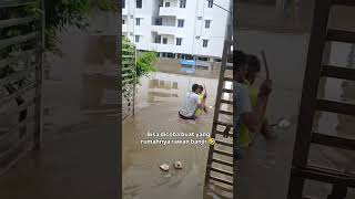 Motor Nekat Terjang Banjir