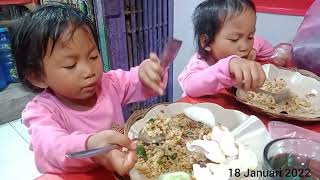 MAKAN NASI GORENG simpel dan enak Spesial buat si kembar