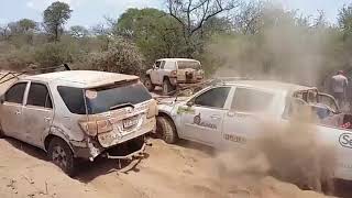 toyota Fj cuiser estirando a Mitsubishi triton chaco paraguayo #rally #toyota #mitsubishi #paraguay