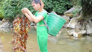 "The Young Girl Catches Crabs by Herself, Grills and Eats Them to Fight Hunger"