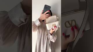 Tra le domande piú gettonate c’è: ma ci entrano nelle vostre mini bags gli smartphone?! ✨