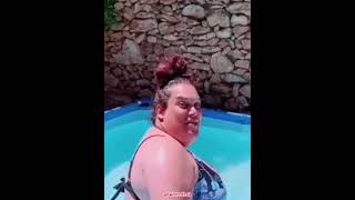 popo en la piscina, mujer se caga en piscina