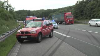 Reifenplatzer führt zu schwerem Unfall auf A45