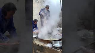 Craftsmen use traditional techniques to make vermicelli, the raw material is sweet potato starch