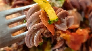 fusilli ai mirtilli con zucchine e speck