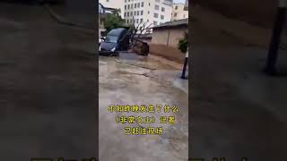 Lluvias intensas y repentinas en la ciudad de wenshan, calles Wolong , China