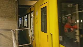 Einfahrt von derU2 in den Bahnhof Theoder-Heuss-Platz Richtung Pankow mit HK06 Wagen 1022 und 1012-1