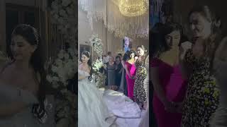 عروس توزع هدايا لصديقاتها شوفو صديقات العروسه شلون يباوعون عليه وهي توزع هديه 😂😂💃 wedding dresses