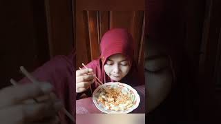 makan mie instan siang hari