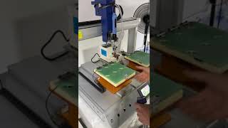 Automatic locking screw machine