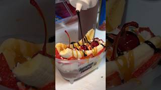 The king of classics!! Banana split sundae 🍒🍫🍌🍦 #mineola #desserts #icecream #newyork