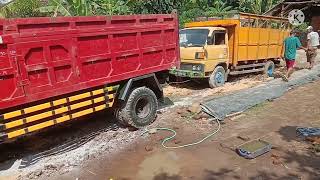 TRUK PENGANGKUT BATA TERJEBAK LUMPUR