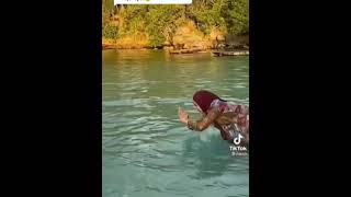 Video Tiktok  Ria Ricis nyebur ke kolam