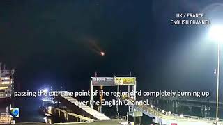 ☄️Meteor flew through the night sky over the English Channel.