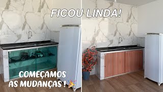 TRANSFORMANDO UMA COZINHA GASTANDO POUCO | envelopamento do armário com papel adesivo ripado