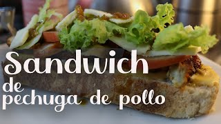 Sandwich de pollo bajo en grasa. Con tomaticos, lechuga, queso, mayonesa casera y pan fresco. 😉