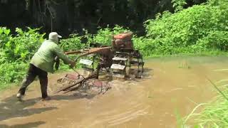 Traktor Anjlok Galengan,Kubota Tractor Boxer Proses Menghaluskan Lahan