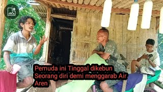 Pemuda ini Rela Tinggal di kebun  demi menggarab Aren