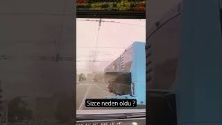 Düz yolda giden otobus parcalara ayrıldı